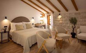 Old Town Olive Luxury Room For 3